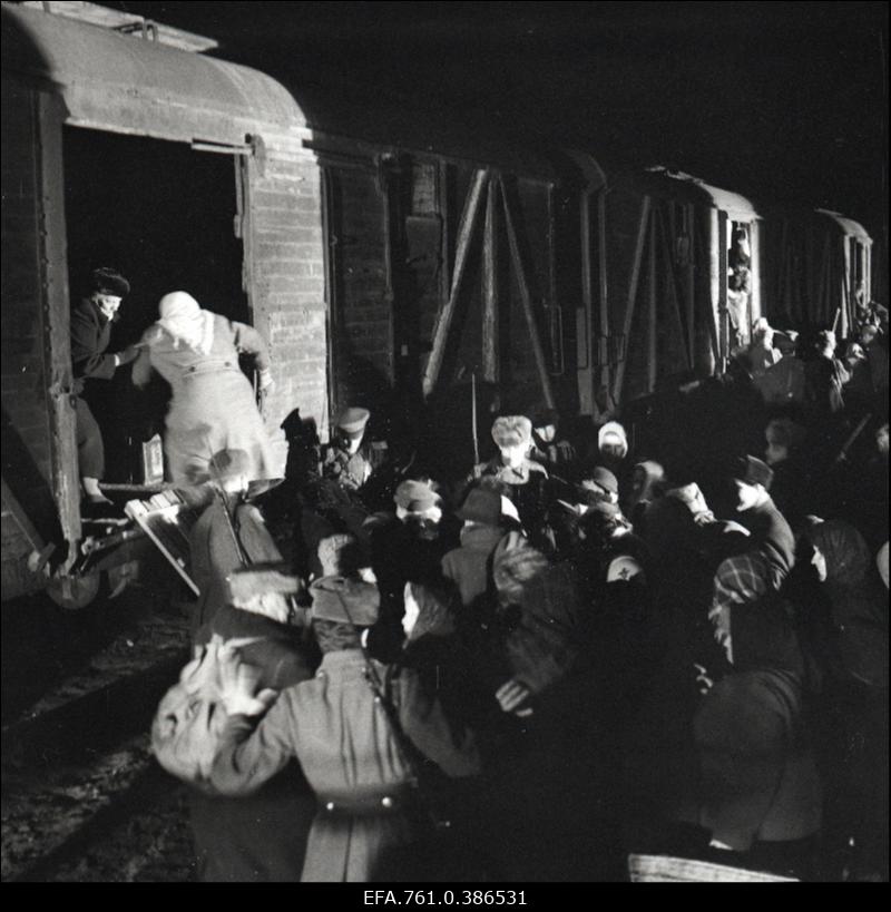 Filmi "Äratus" filmimine. Inimesi aetakse loomavagunitesse.