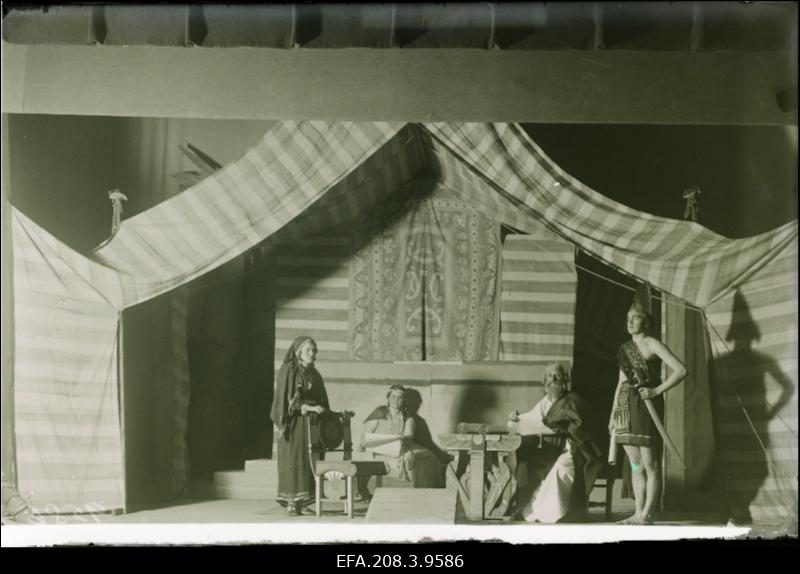 Stseen H. Raudsepa näidendi Siinai tähistel lavastusest.