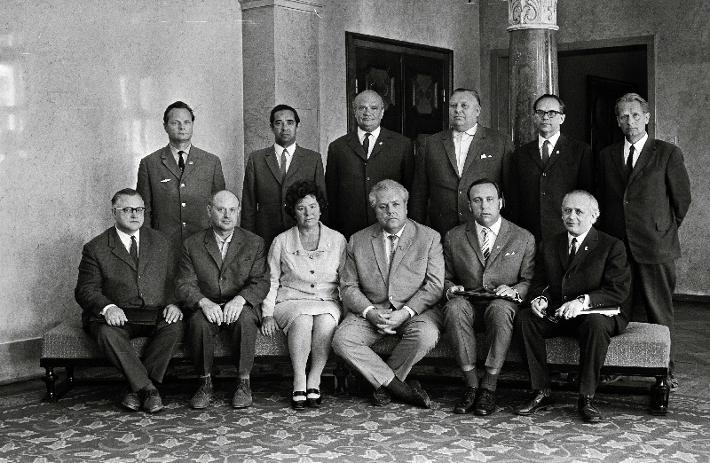 Eesti NSV Ülemnõukogu Presiidiumi poolt autasustatud töötajad E. Randrüüt, E. Käger, L. Lavrova, N. Järvi, D. Rudnev, B. Varm, J. Kose, G. Võrro, H. Vaag, B. Heiman, R. Toding, I reas keskel Eesti NSV Ülemnõukogu Presiidiumi esimees Artur Vader.