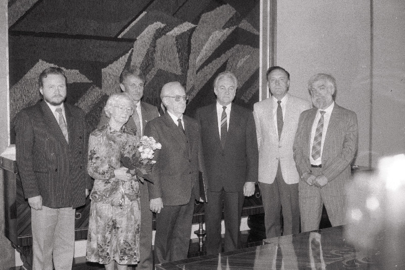 Kunstiteadlane Villem Raam pärast autasu kättesaamist Eesti Vabariigi Ülemnõukogus. Paremalt 1. Eesti Vabariigi Ülemnõukogu teadus-, haridus- ja kultuurikomisjoni esimees Enn Põldroos, 2. Eesti Kultuurifondi esimees Jaak Kangilaski, 3. Eesti Vabariigi Ülemnõukogu esimees Arnold Rüütel, 5. Kultuurimälestiste Riikliku Projekteerimise Instituudi direktor H. Uuetalu, 6. Kunstnike Liidu esimees Ando Keskküla.