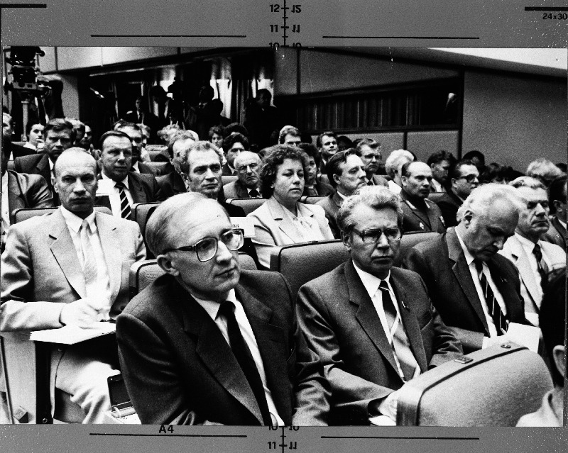 [NSV Liidu Rahvasaadikute Kongressi esimene istungjärk]. I reas vasakult 2. Georgi Aljošin, 3. Arnold Rüütel, 4. Bruno Saul; II reas vasakult 1. Enn-Arno Sillari, 4. Boris Tamm.