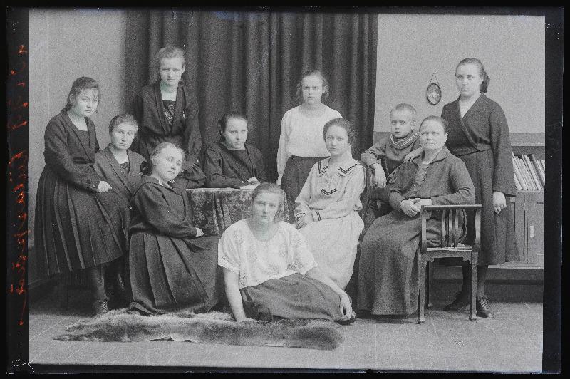 Grupp naisi, (foto tellija Kiilaspää).