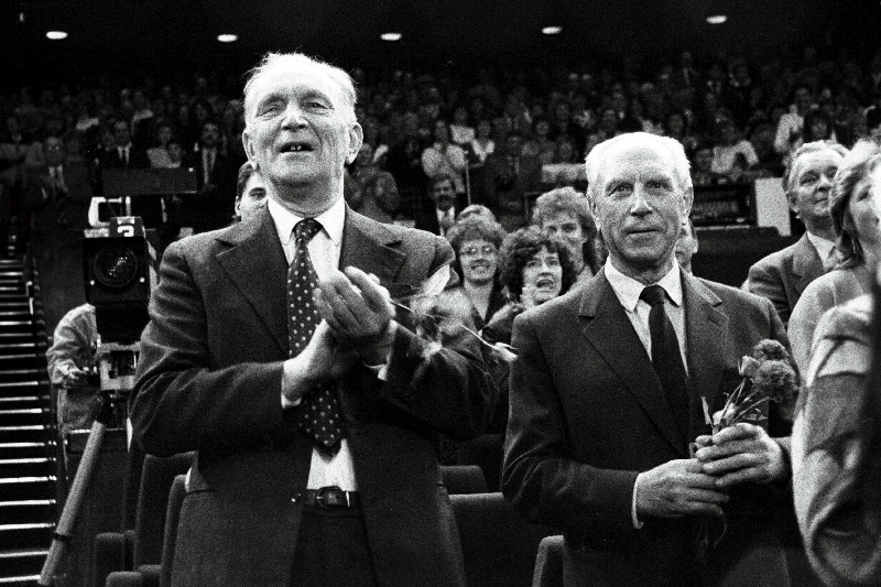 1936.a. Berliini olümpiamängudest osa võtnud korvpalliveteran Aleksander Illi (vasakul) ja 1952.a. Helsingi olümpiamängudest osa võtnud korvpalliveteran Joann Lõssov olümpiamängudel osalenud sportlaste pidulikul õhtul V.I. Lenini nim. Kultuuri- ja Spordipalees.