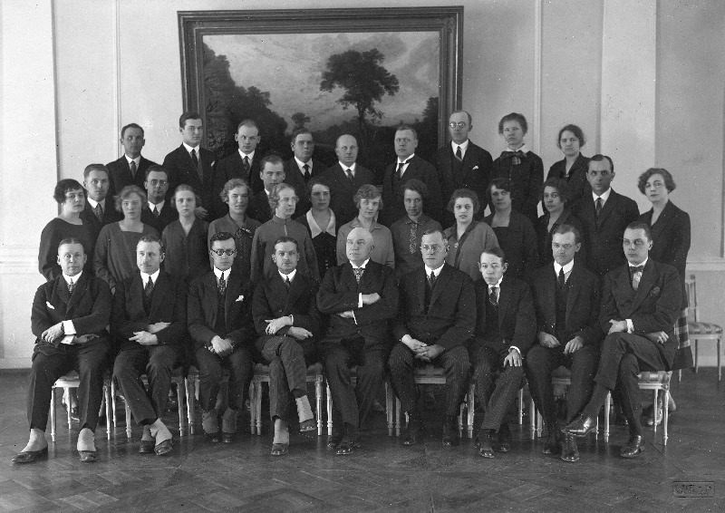 Eesti Vabariigi välisministeeriumi koosseis 1926.a. välisminister F. Akeliga . Esimeses reas vasakult. D. Janson, A. Varma, A. Schmidt, K. Tofer, F. Akel, H. Markus, R. Mickwitz, G. Meri, E. Kirotar.