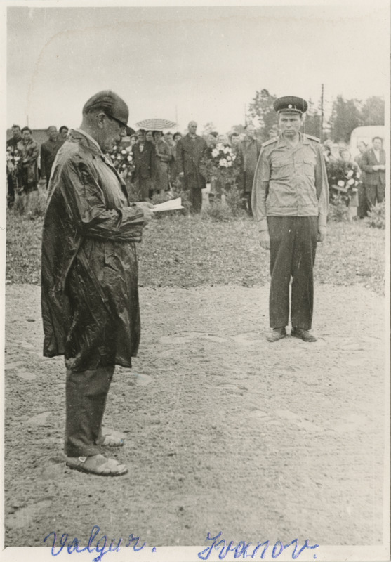 Gori Valgur pidamas kõnet mälestustahvli avamisel 1941.a ja 1944.a Põltsamaa lahingutes langenutele
