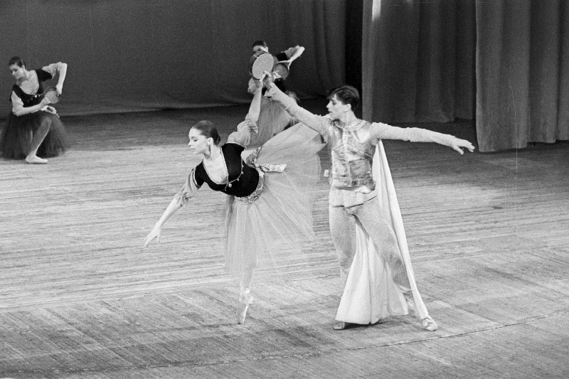 Stseen balletist Esmeralda Tallinna Koreograafiakooli II kursuse õpilaste Kati Ivaste ja Andrei Morguni esituses.