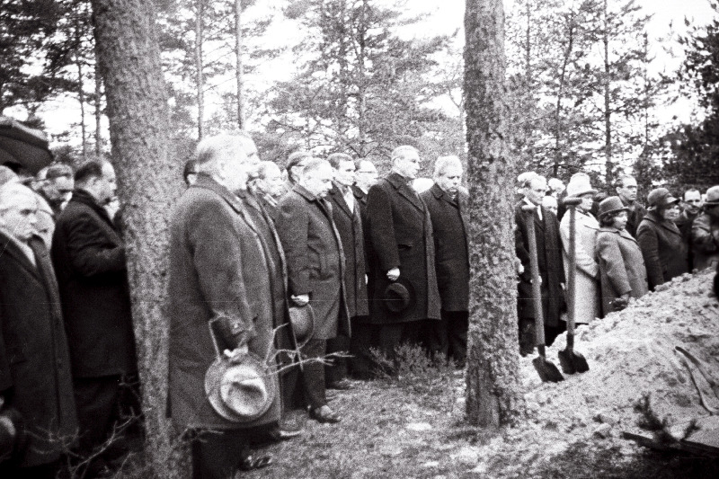 Eesti NSV rahvakirjanik Juhan Smuuli matusetalitus Metsakalmistul.