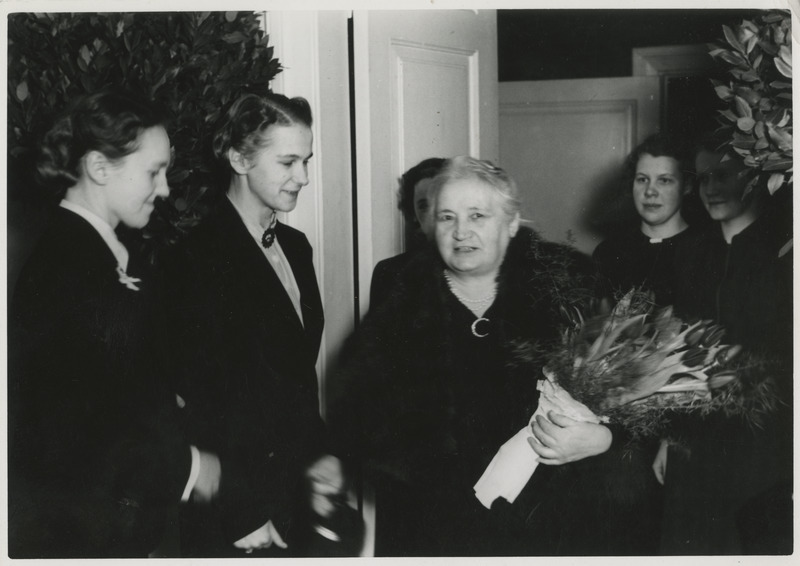 Miina Härma lillekimbuga külaliste keskel oma 75. aasta juubelil