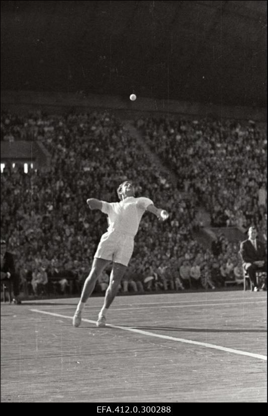 Tennisevõistused Lauluväljakul.