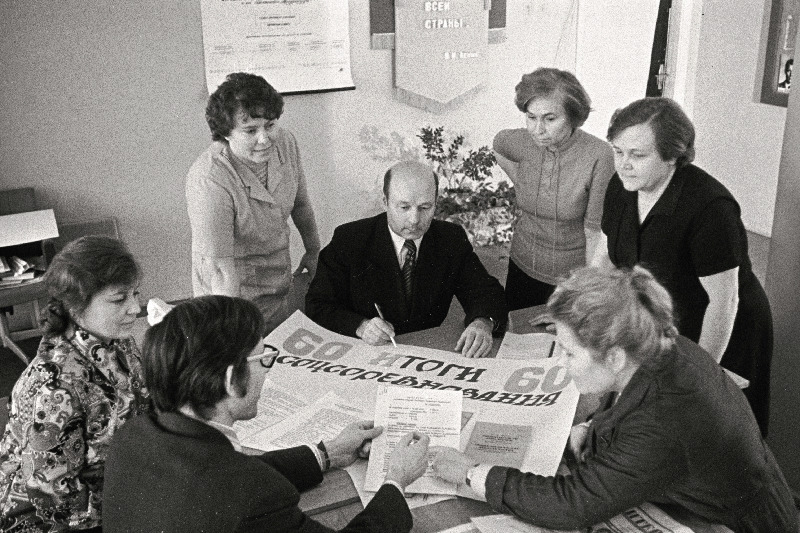 Puvillakombinaadi "Balti Manufaktuur" parteiorganisatsioon sekretäri asetäitja J. Judin (keskel) koos spetsialistidega Suure Sotsialistliku Oktoobrirevolutsiooni 60. aastapäeva tähistamise sotsialistliku võistluse käiku arutamas.