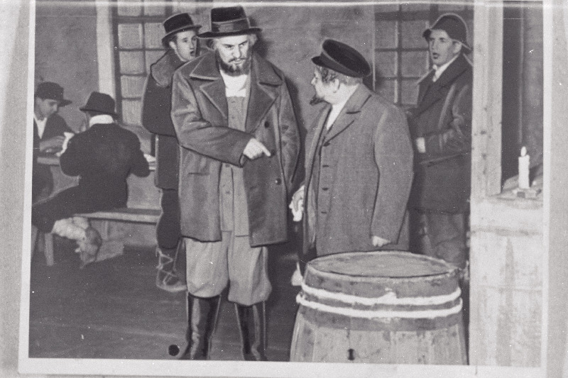 Stseen A.H. Tammsaare romaani Tõde ja õigus I osa dramatiseeringust Vargamäe V. Kingissepa nimelises TR Draamateatris. Esiplaanil Andres - V. Ratassepp ja Pearu - R. Tarmo.