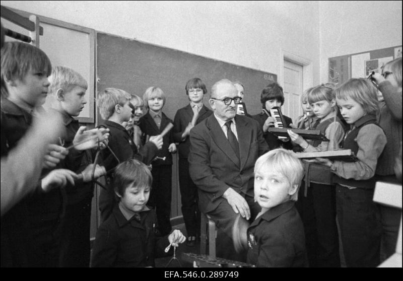 Kooliorkestri proov. [1984.a muutus Tabivere 8-klassiline kool Tabivere Keskkooliks.]