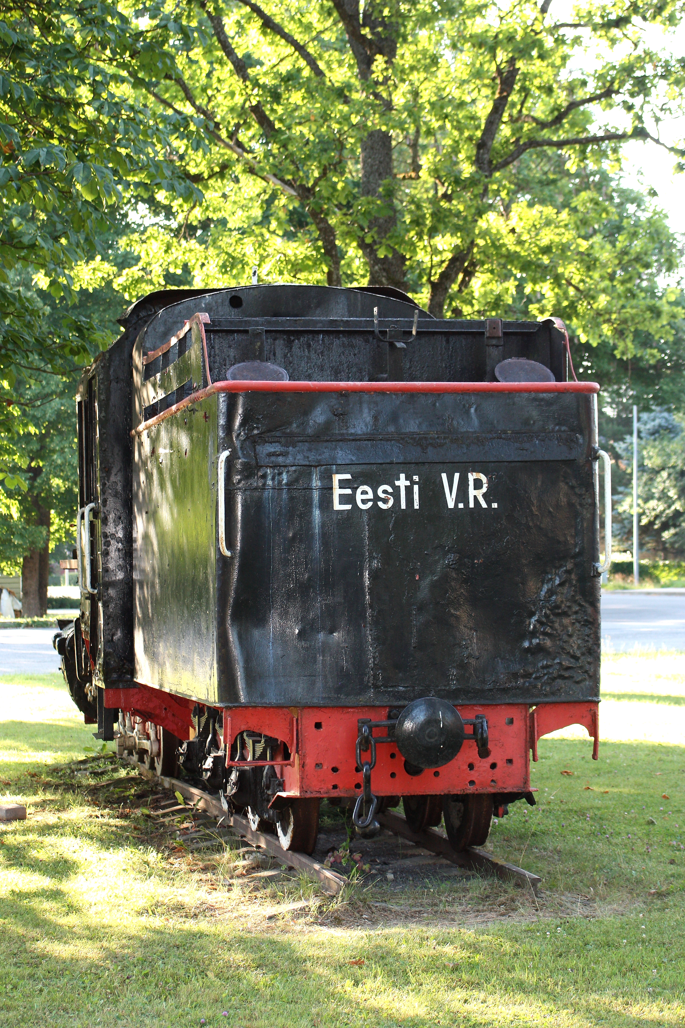 Kitsarööpmeline auruvedur Türi jaamahoone ees - This is a photo of cultural heritage monument of Estonia number