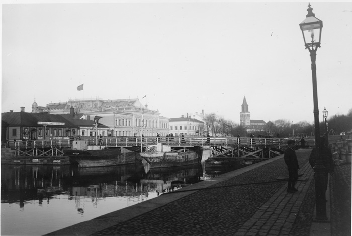 Tilapäinen kävelysilta Aurajoen yli