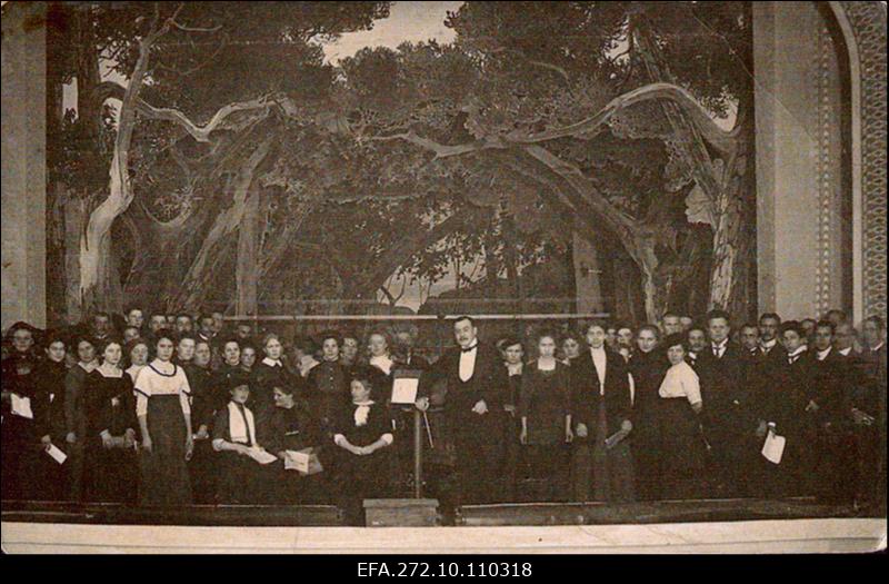 Endla kutselise teatri maja pidulik avamine. Keskel dirigendikepiga Mihkel Lüdig.