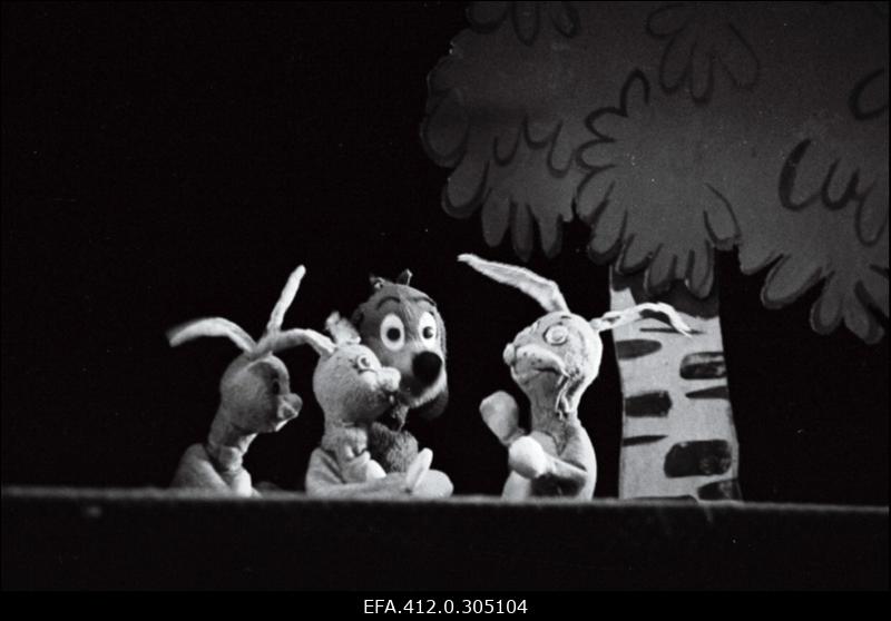 KET Tall.a/ü [nl.] nukunäitering esitamas näidendit "Pif tegutseb".