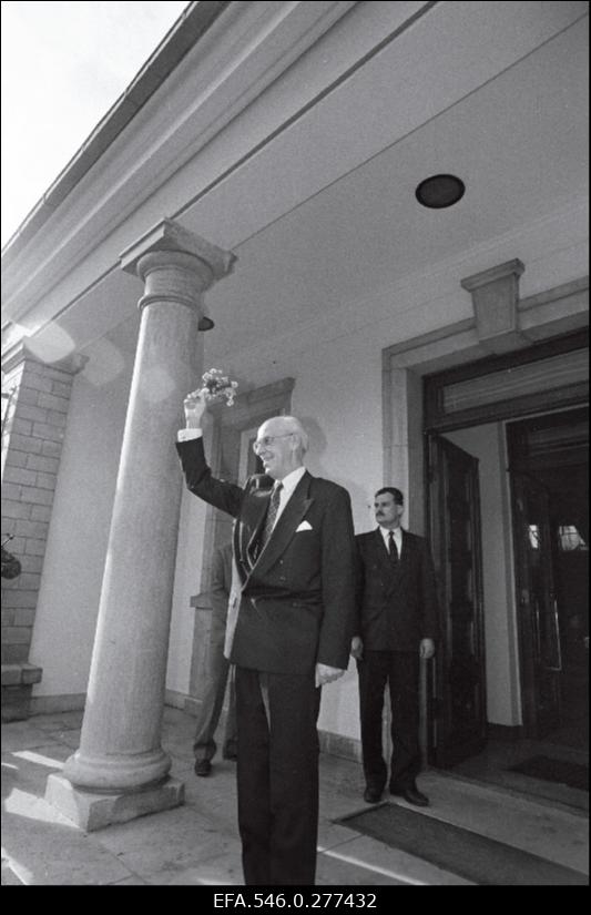 President Lennart Mere ametisse astumise tseremoonia presidendi lossi ees.
