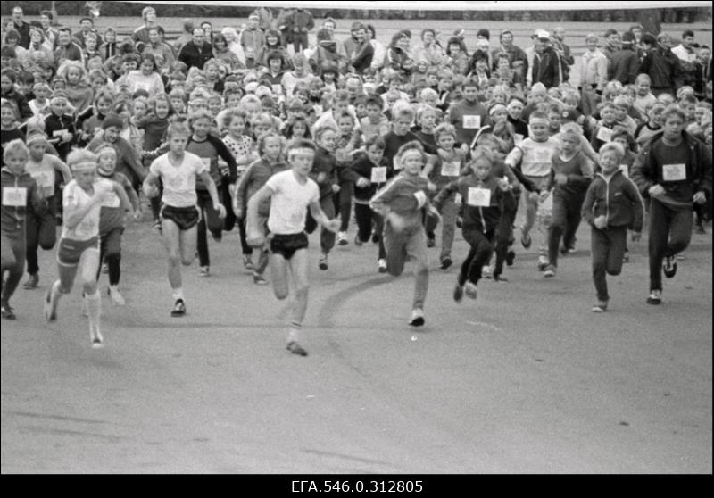 Eesti NSV ja Tallinna fašistlikust okupatsioonist vabastamise 43.aastapäevale pühendatud "Rahva Hääle" 5. rahvajooks ja 3. lastejooks.