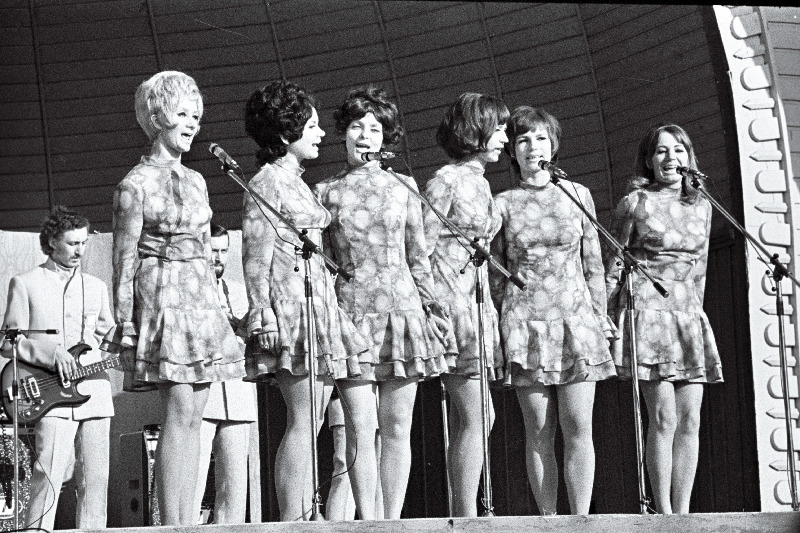 Ansambel "Laine", (vasakult) Anne-Ly Selge, Kersti Johanson, Katrin Kutševski, Viivi Laas, Lea Vetter ja anne Velli, esinemas.