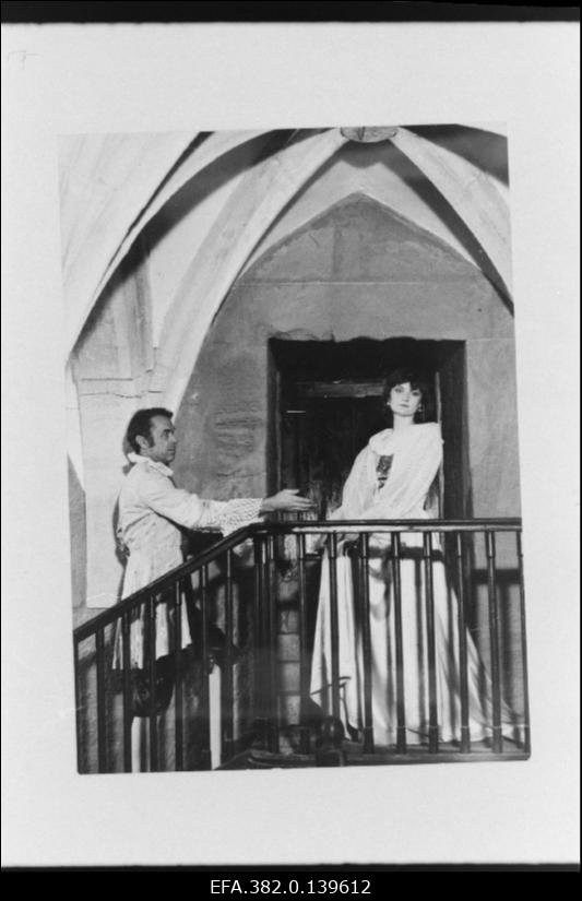 Kingissepa EPT klubi liikmed Jaan Elvel ja Valve Alas esitavad W. Shakespeare´ i sonette Kuressaare linnuses.