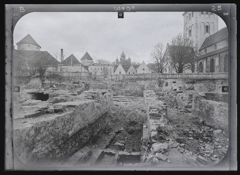 Tallinn. Kvartal nr 37. Ehitusarheoloogia. Harju tänava stereofotogramm-meetriline mõõdistamine.