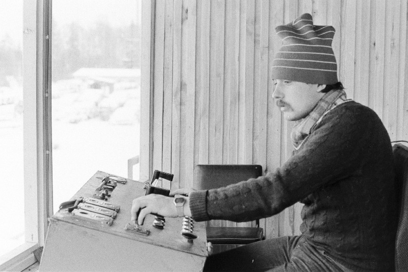 Elva Metsamajandi estakaadi operaator Harry Kuusik töö juures.