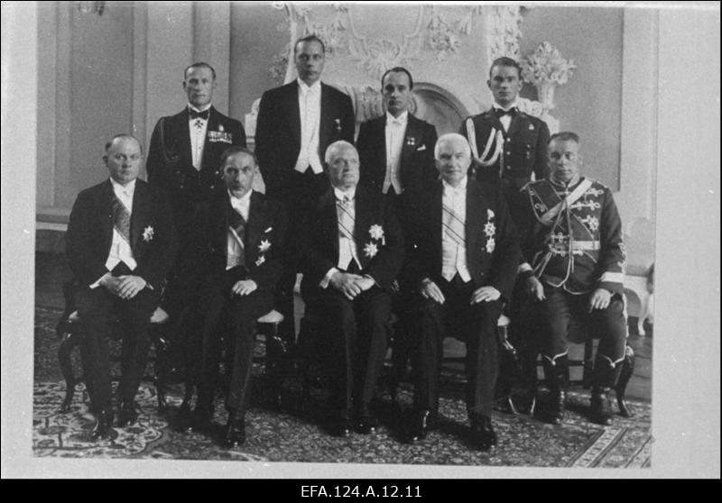 Ungari saadik Bela de Török (vasakult 2.) volikirjade üleandmisel Eesti Vabariigi riigivanemale Konstantin Pätsile (3.), 1. riigisekretär Karl Terras, 4. välisminister Friedrich Akel, 5. riigivanema käsunduskindral kindralmajor Gustav Jonson; seisavad (vasakult): 1. riigivanema vanemkäsundusohvitser kolonelleitnant Herbert Grabbi, 2. Välisministeeriumi protokolliülem Elmar Kirotar, 4. riigivanema nooremkäsundusohvitser leitnant Leonhard Teder.