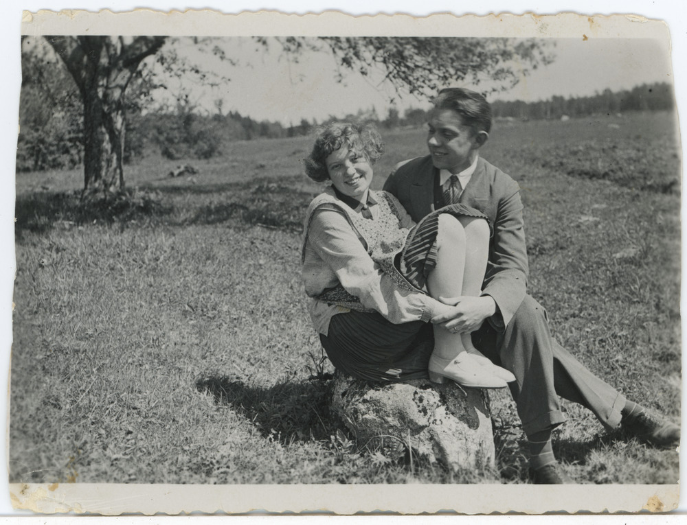 Ene-Elli ja Ants Vändras põlluserval kivil