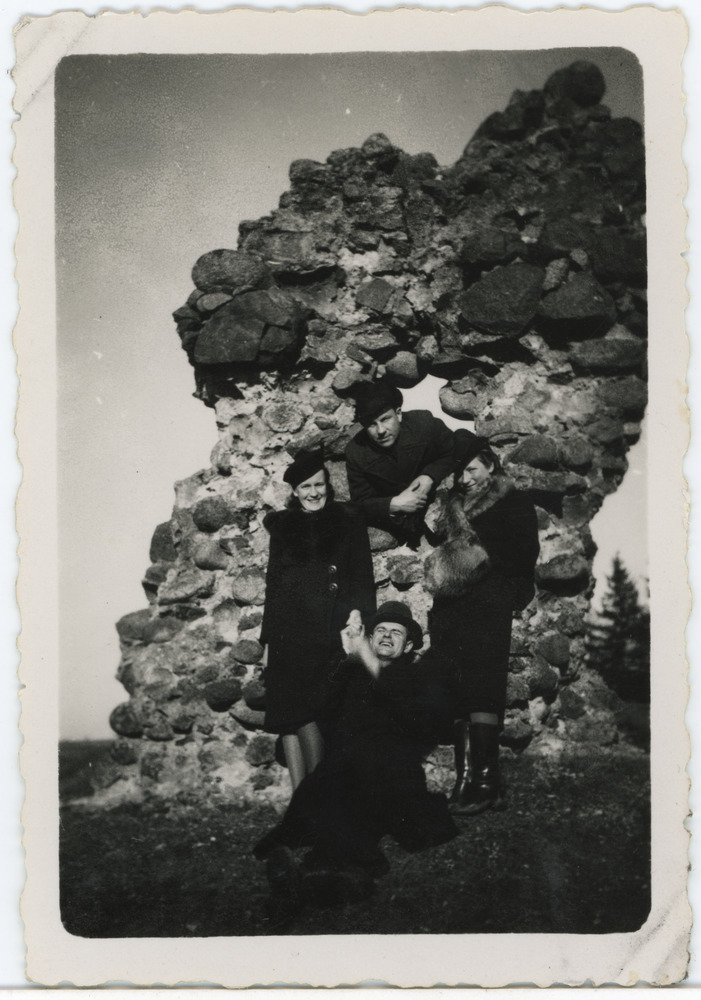 Grupp noori Karksi lossivaremetes