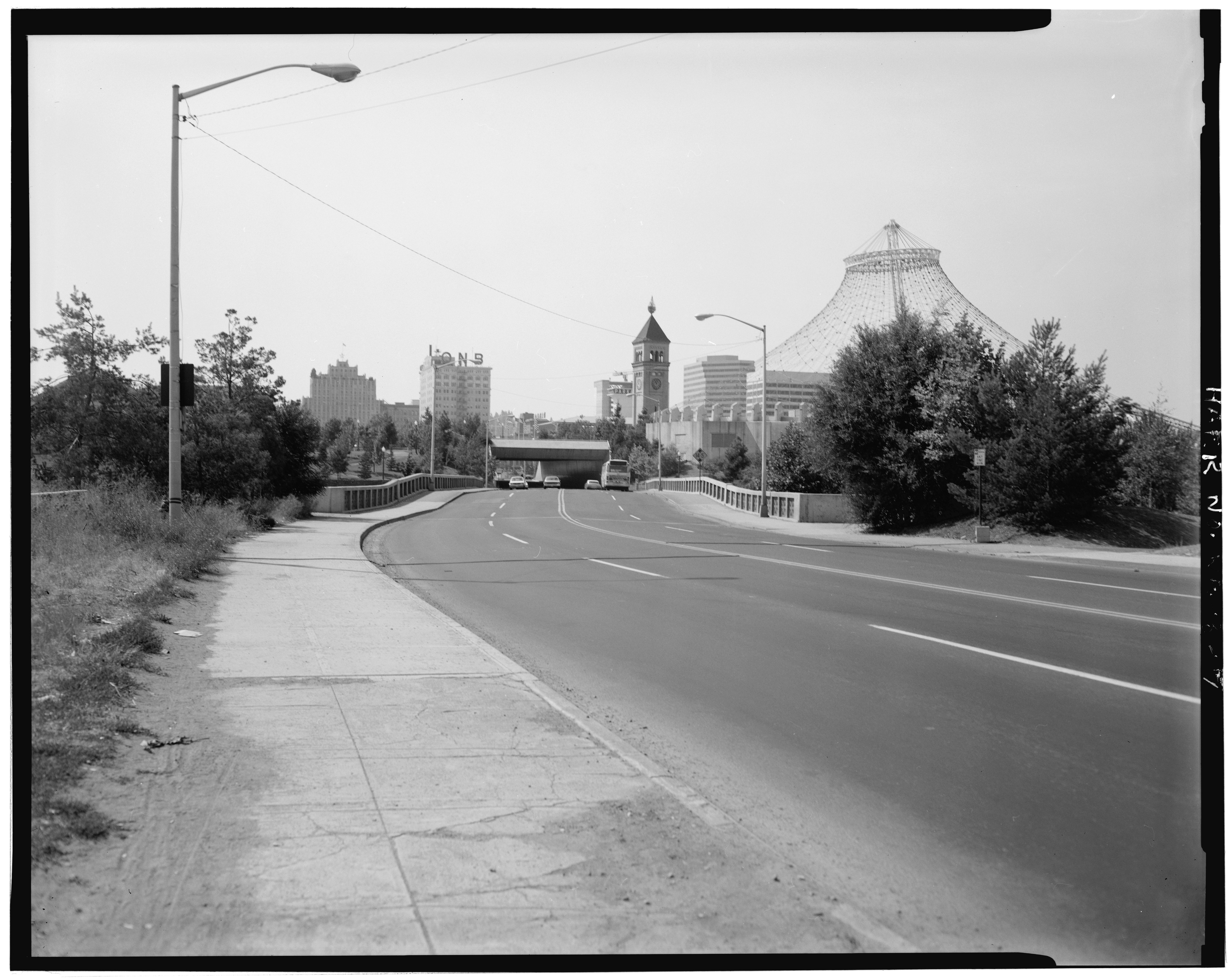 ROADWAY, LOOKING SOUTH - Washington Street Bridge, Spanning Spokane River at Washington Street, Spokane, Spokane County, WA - Strauss, J B; McIntyre, Charles; Shaw, Bruce, photographer; Soderberg, Lisa, historian