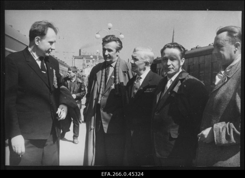 Ivan Laskar, Ernst Jaost, Valentin Andrusov, Jüri Raudsepp ja F. Sepp Balti jaamas enne ärasõitu Eesti Laskurkorpuse endiste sõjameeste kokkutulekule Porkunis.