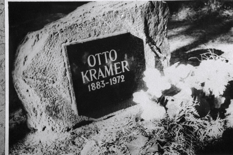 Viljapuusortide aretaja Otto Krameri hauakivi Metsakalmistul.