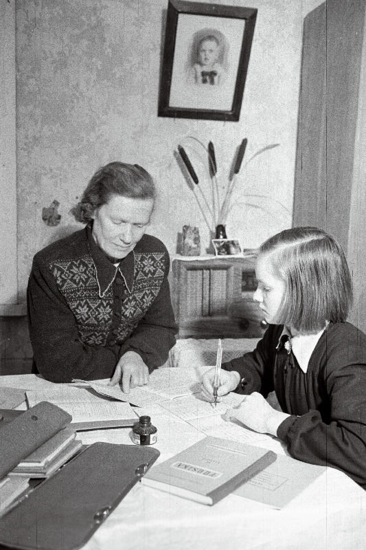 Rakvere rajooni Vapruse kolhoosi eesrindlik lüpsja M. Sula tütre Aliidega.