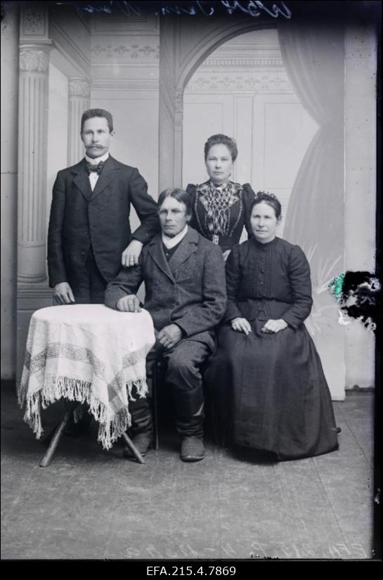 Perekond Naar, vasakult 1. Tõnis Naar.