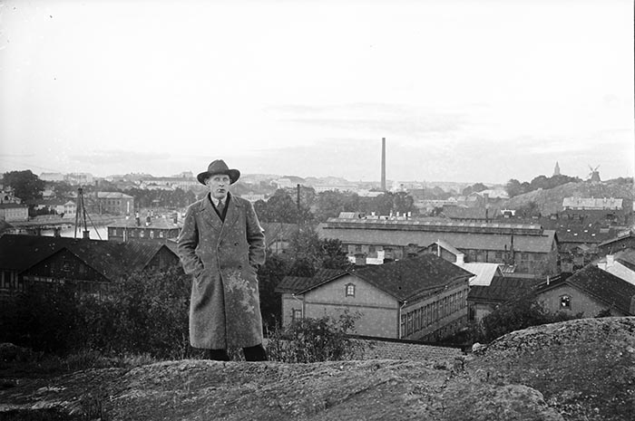 Mies taustanaan kaupunki; Miehen kuva taustana kaupunki