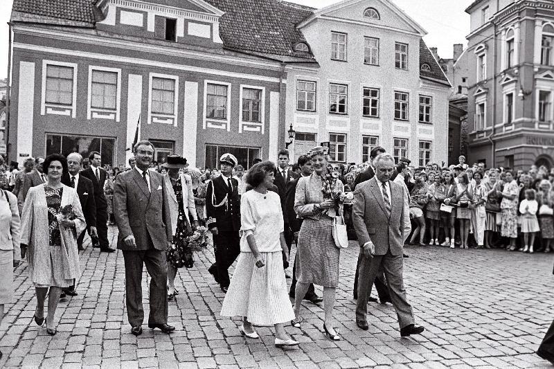 Taani kuninganna Margrethe II koos abikaasa prints Henrikuga Eestis. Kuningapaar vanalinnaga tutvumas.