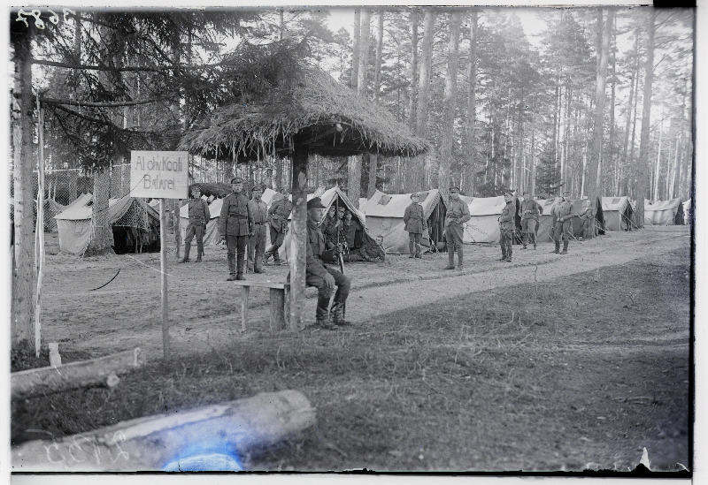 Allohvitseride kooli õppepataljoni patareilased laagris.