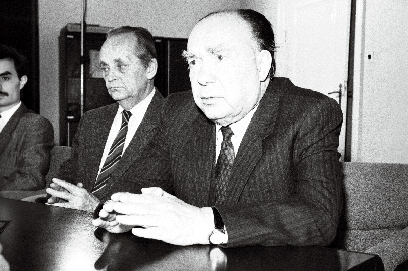 Venemaa presidendi Boris Jeltsini  nõunik Aleksandr Jakovlev (paremal)  kohtumisel  Eesti poliitikutega. Vasakul Vaino Väljas.