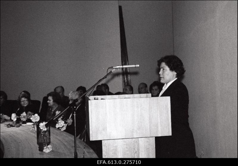 Punalipu üleandmine Riikliku Projekteerimise Instituudi "Eesti Projekt" saalis.