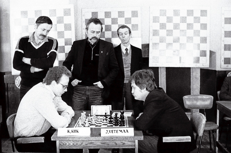 Eesti NSV meeste maletšempionaadil mängivad Kalle Kiik (vasakul) ja Jüri Vetemaa. Seisavad Andres Vooremaa, Aarne Hermlin ja Boriss Rõtov.