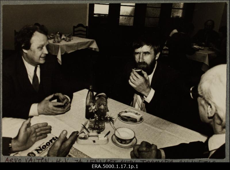 Arvo Valton, Heinz Valk ja Lennart Meri Toompea puhvetis Loominguliste Liitude Pleenumi ajal