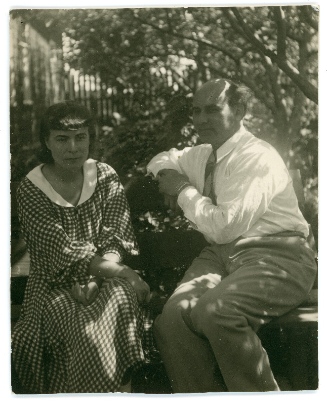 Johannes ja Emilie Vares suvel koduaias istumas
