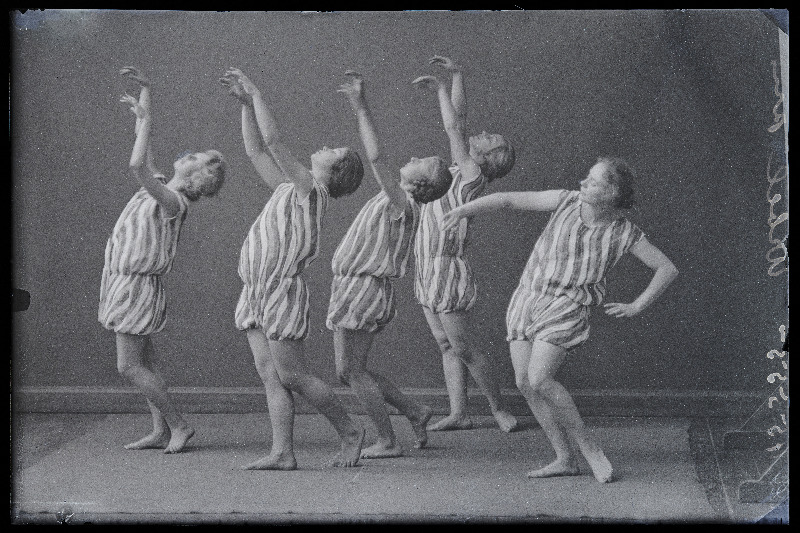 Tantsuõpetaja Ida Urbel (paremal) õpilastega tantsupoosis.