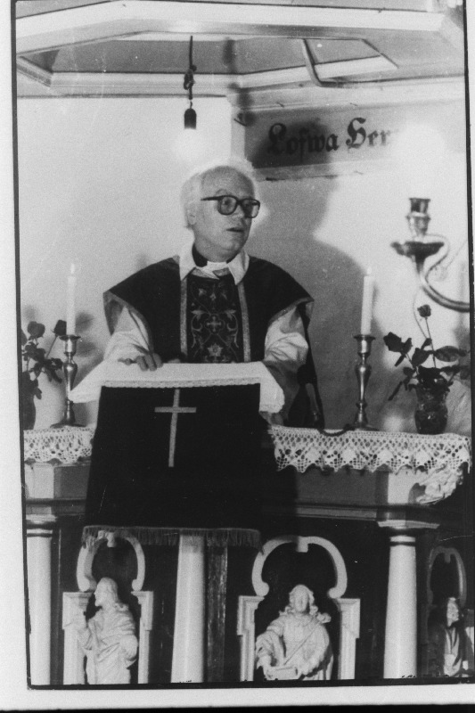 Stockholmi Solna koguduse pastor Sven Arne Flodell jutlustab Noarootsi kirikus.