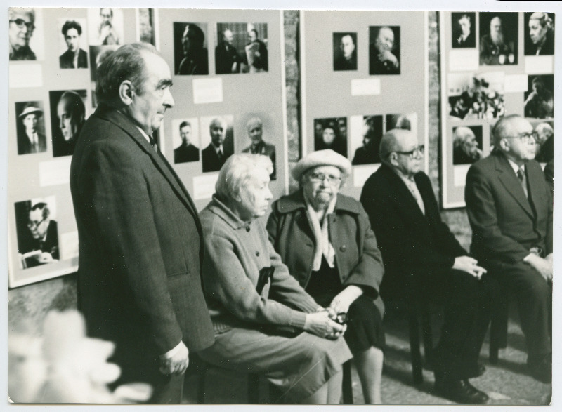 Fotograaf Georgi Tsvetkovi fotonäituse EKP veteranid 1960-ndatel aastatel avamine Kiek in de Köki tornis. Vasakult: Georgi Tsvetkov, Alma Vaarman, August Saulep, Dmitri Kuzmin.