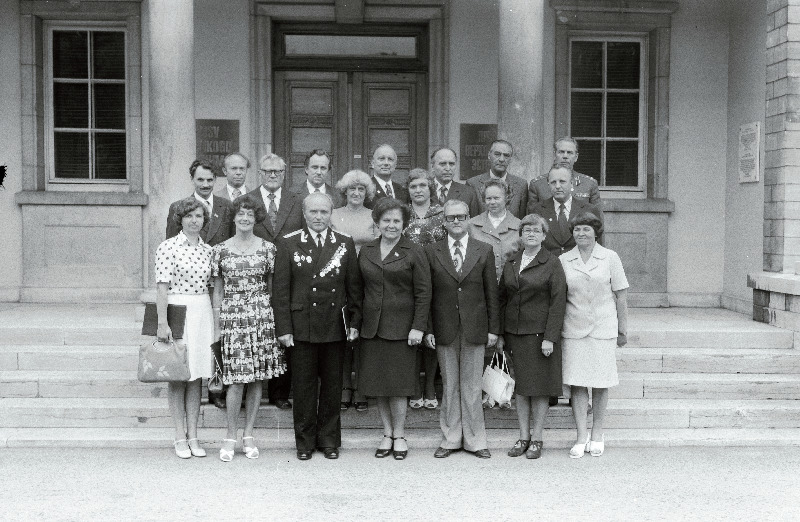 Eesti NSV Ülemnõukogu Presiidiumis autasustatud töötajad: Eesti NSV teenelised tervishoiutöötajad: Juta Erma, Tähte Kaldmets, Austra Polli, Alfred Raamat, Olga Sudela, Astrid Tõnisson ja Laine Veanes; Eesti NSV teenelised arstid: Anna Adari, Galina Didõk, Ljudmila Kotelkova; Eesti NSV Siseministeeriumi Haigla kirurgiaosakonna ülem Pjotr Kovalenko, Tallinna Sõjaväehaigla ülem Valentin Litvinov, Tallinna Vabariikliku Haigla uroloogiaosakonna juhataja Eldor Mihkelsoo, Tartu Kliinilise Haigla peaarsti asetäitja polikliinilisel alal Heino Noor ja Eesti NSV tervishoiuministri asetäitja, riiklik peasanitaararst Oku Tamm;  jätkub: Eesti NSV teeneline teadlane Einar Vagane. Esireas keskel Eesti NSV Ülemnõukogu Presiidiumi esimehe asetäitja M. Vannas, II reas vasakult 1. Eesti NSV Ülemnõukogu Presiidiumi sekretär V. Vaht.