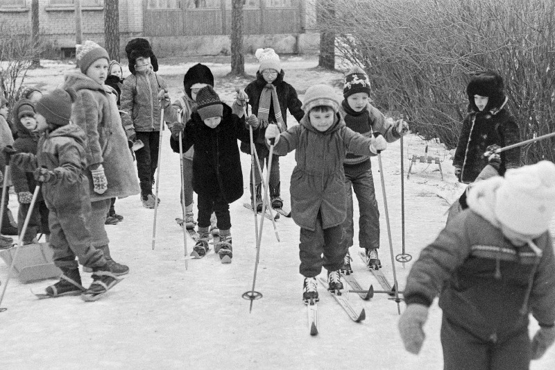 Lapsed ürituse "Nõmme talv" ajal suusatamas.