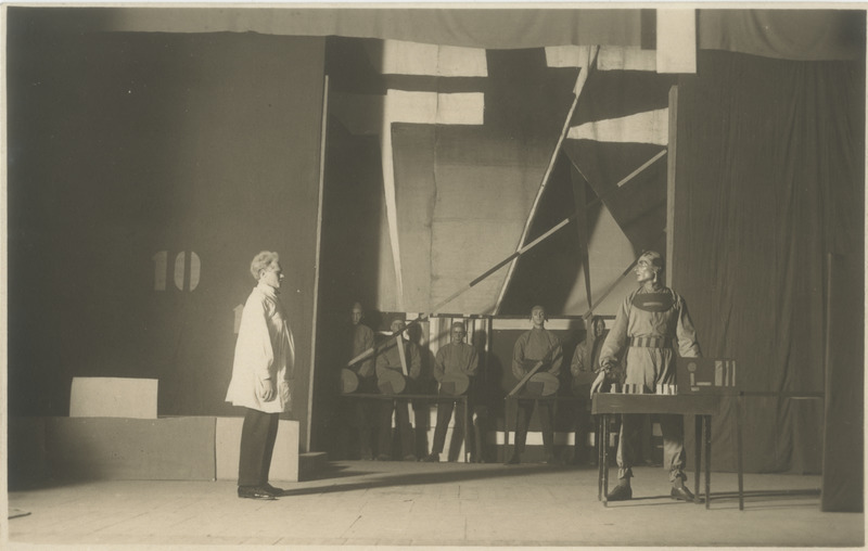 Stseen Draamastuudio lavastusest "Gaas II"