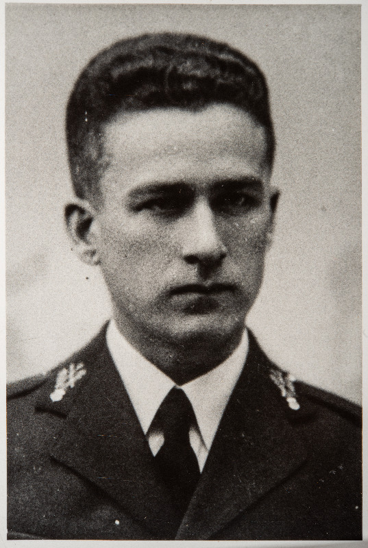 Eesti Vabariigi Sõjaväe Tehnikakool.Pürotehnikaklassi lõpetanud nooremleitnantide portreefotod. Mart Purgas.