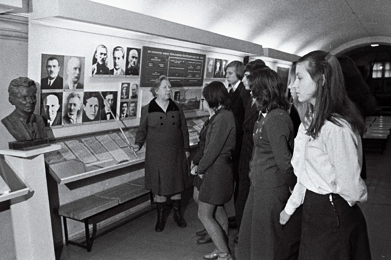 Revolutsiooniveteran Alma Vaarman ENSV Riikliku Ajaloomuuseumi filiaalis "Tööliste kelder" Lenini rajooni koolinoortele revolutsionäär H. Pöögelmani elust ja tegevusest rääkimas.